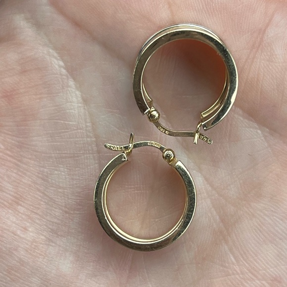 Dual tone hoop earring yellow and white gold - Picture 8 of 10